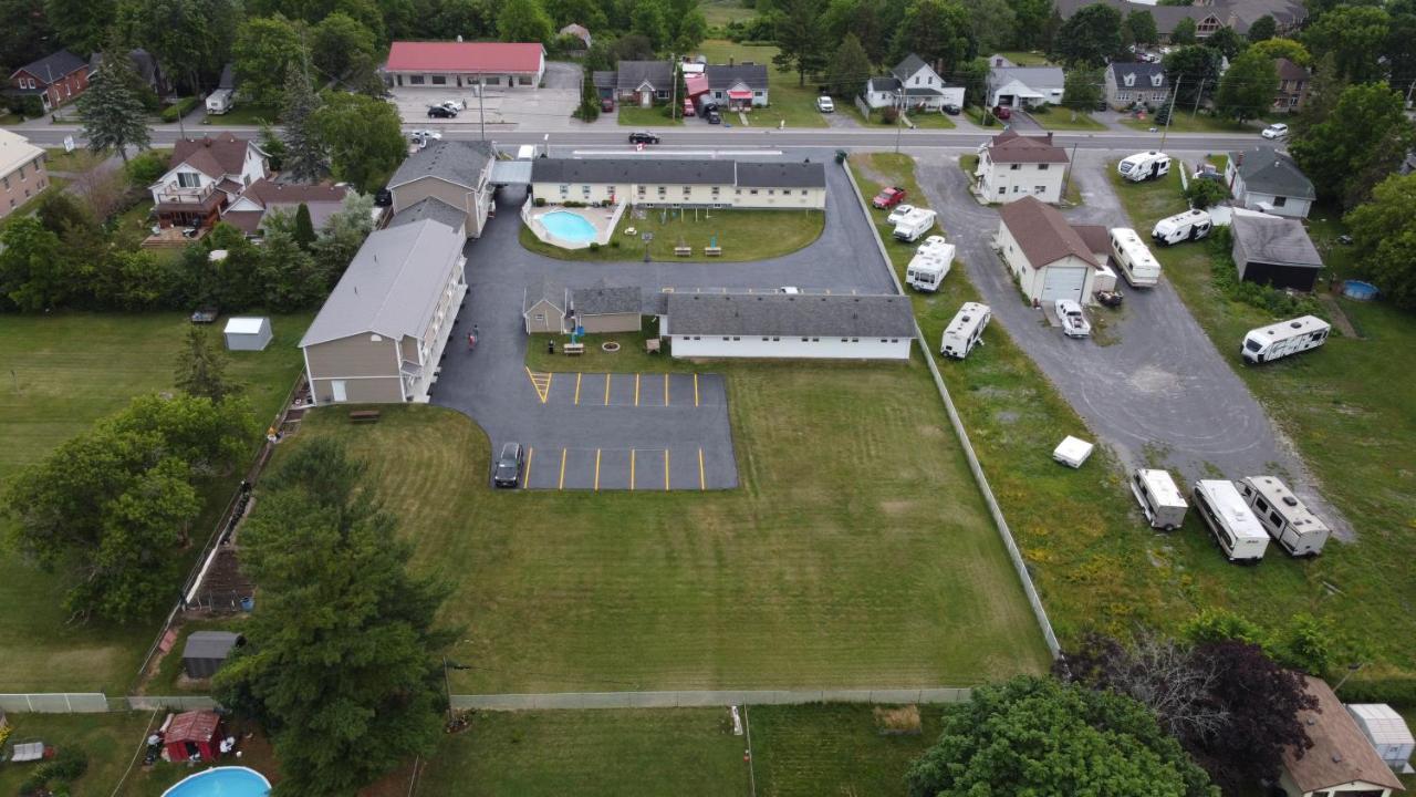Fox Motor Inn Greater Napanee Εξωτερικό φωτογραφία