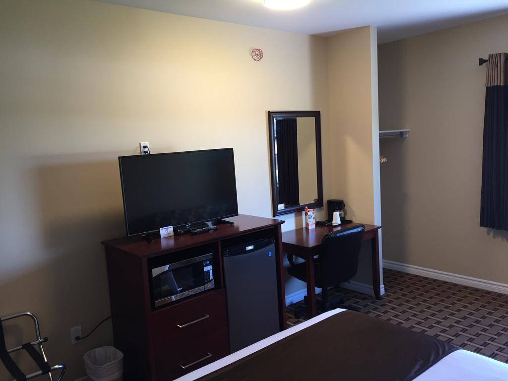 Fox Motor Inn Greater Napanee Εξωτερικό φωτογραφία