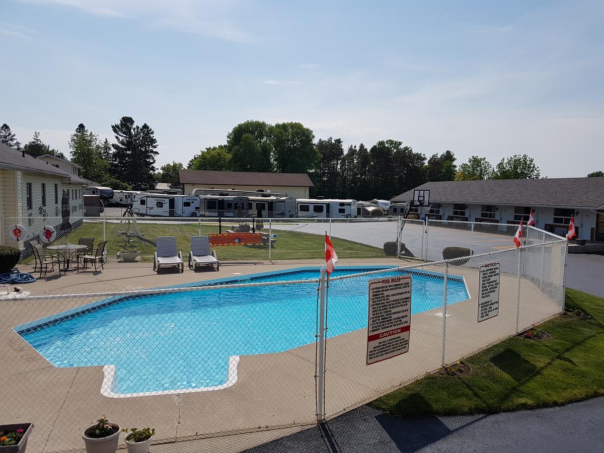 Fox Motor Inn Greater Napanee Εξωτερικό φωτογραφία
