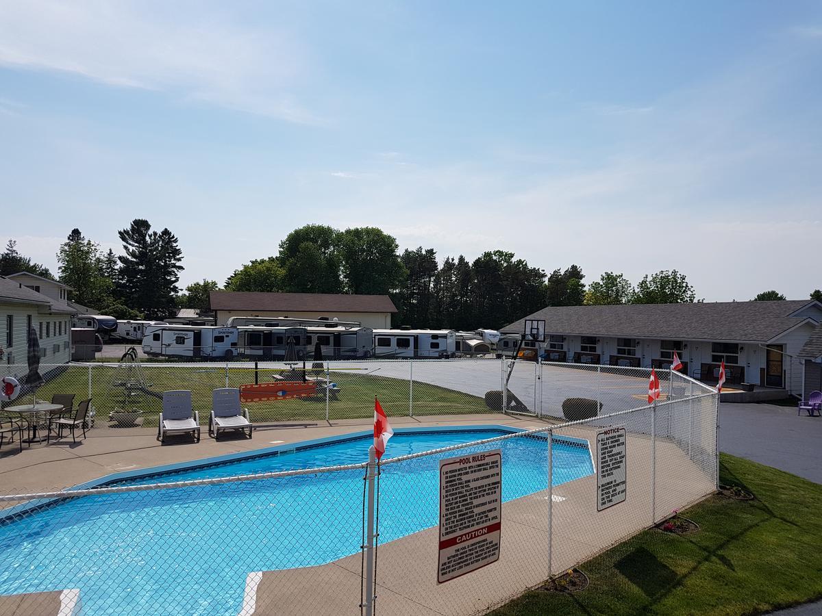 Fox Motor Inn Greater Napanee Εξωτερικό φωτογραφία