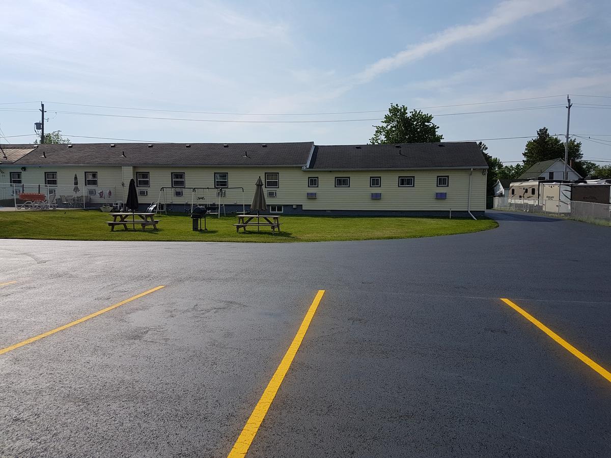 Fox Motor Inn Greater Napanee Εξωτερικό φωτογραφία