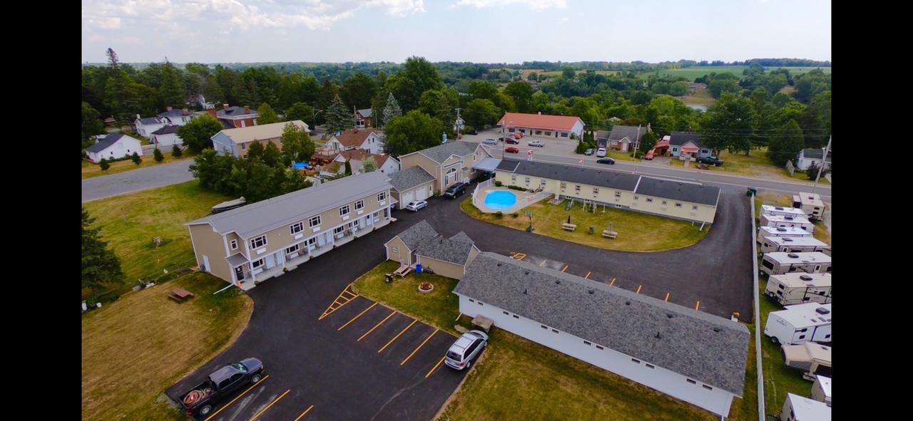 Fox Motor Inn Greater Napanee Εξωτερικό φωτογραφία