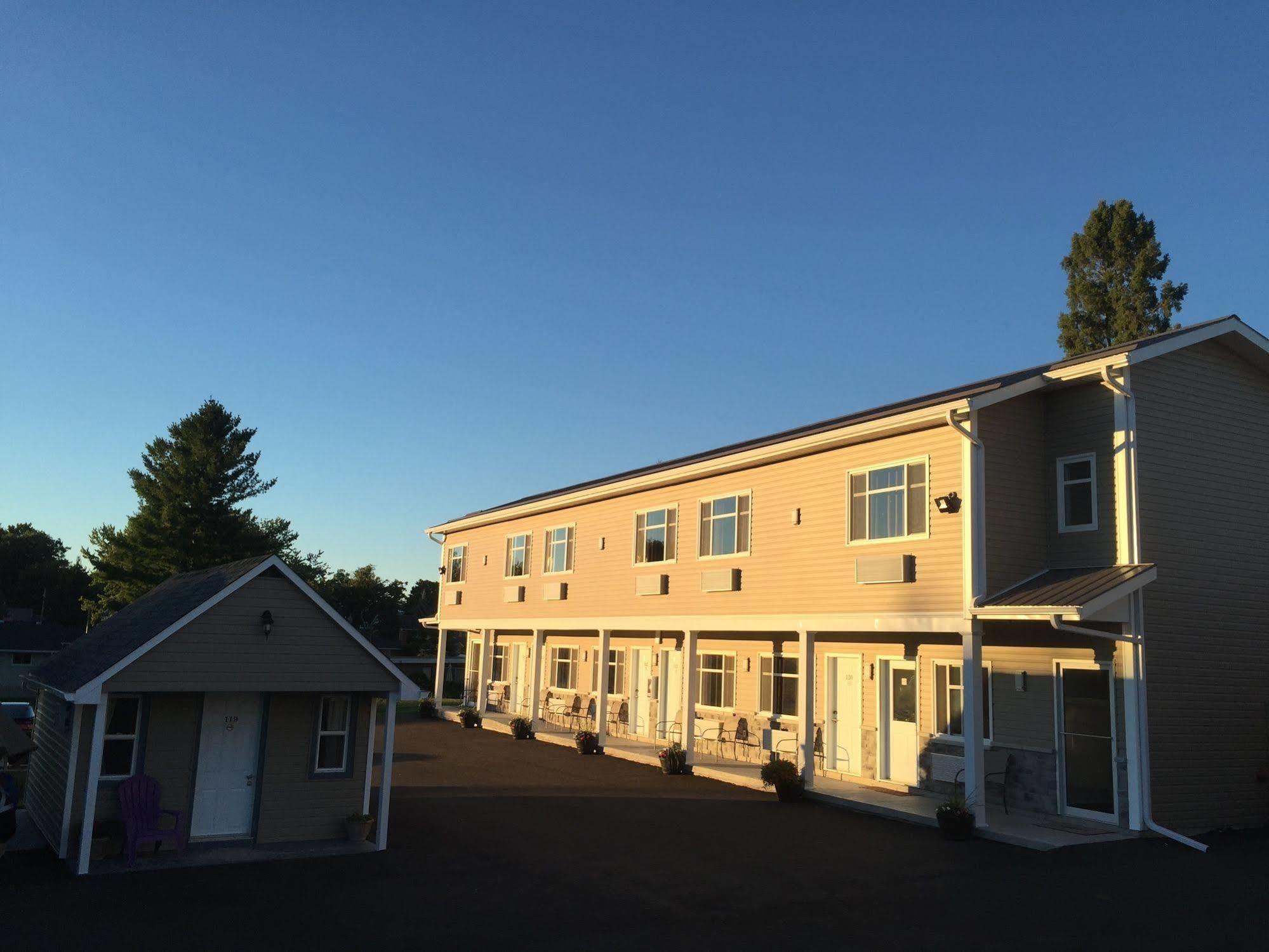 Fox Motor Inn Greater Napanee Εξωτερικό φωτογραφία